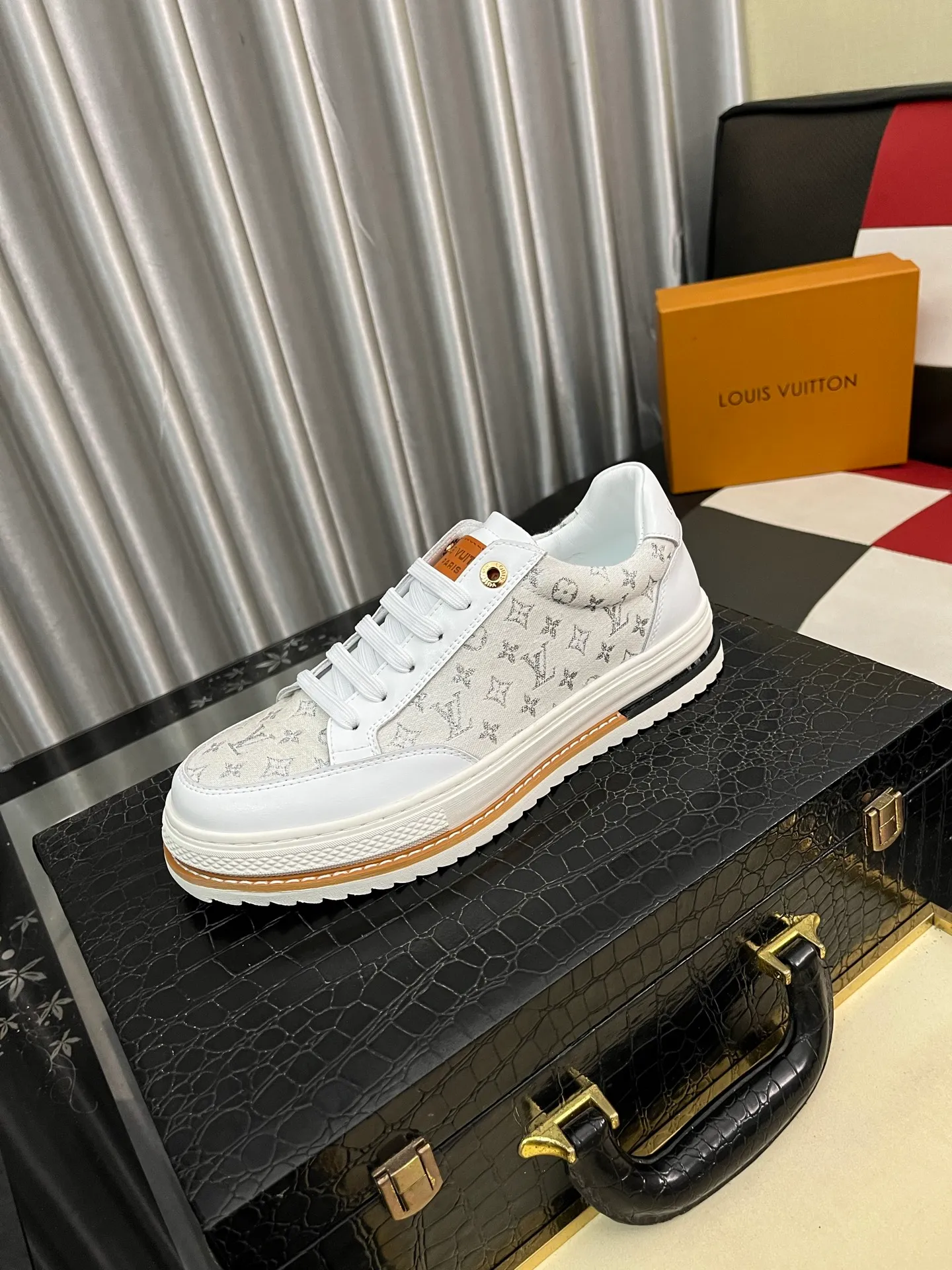 Men's Men's Shoes 💰420⌚️⌚️LV Louis Vuitton. The latest trendy casual shoes are popular in physical stores in sizes 38-44. New spring and summer comfortable imported custom original cowhide, unique jacquard fabric element design. Paired with sheepskin lining, Lv original base, [sun][sun] high-end packaging and high quality💪Details determine quality, you can enter and leave the counter at will, welcome to compare